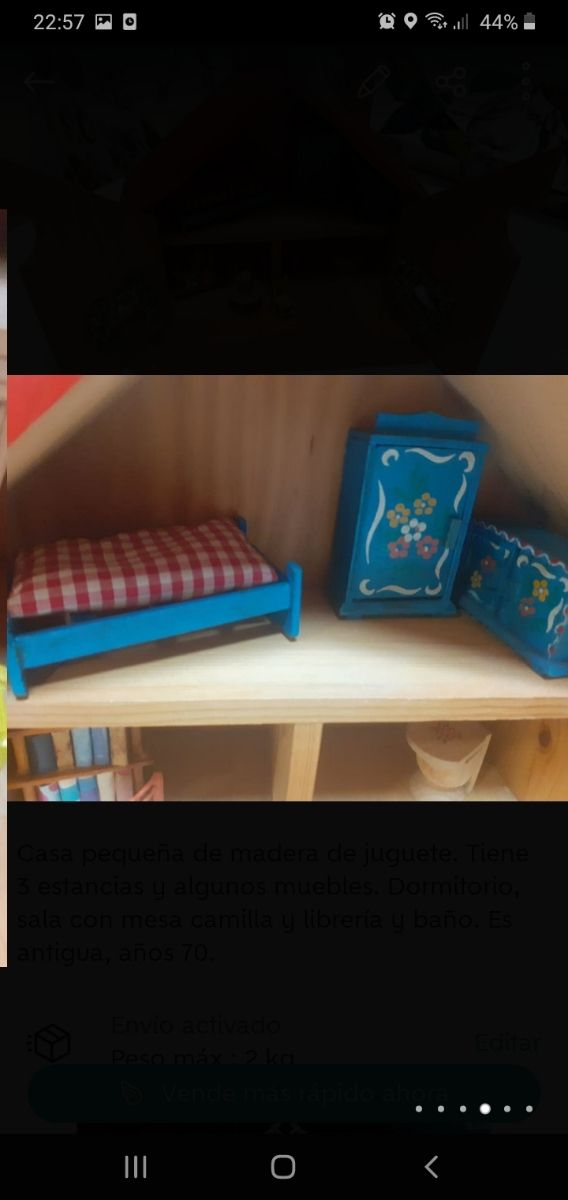 Casa pequeña de madera de juguete