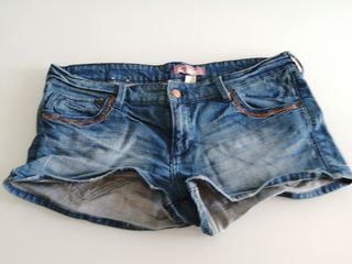 Short vaquero mujer Bershka de segunda mano por 3 EUR en Oviedo en WALLAPOP