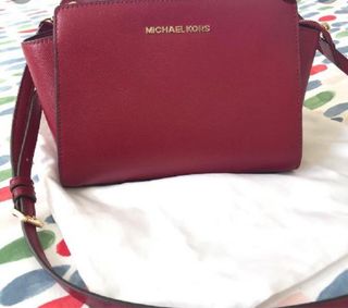 Bolso michael kors selma mefiano granate de segunda mano por 70 EUR en  Barcelona en WALLAPOP