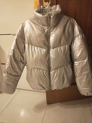 Abrigo plumas plateado Zara de segunda mano por 25 EUR en Alcalá de Henares  en WALLAPOP