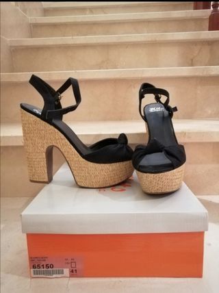 Sandalia de plataforma negra Marypaz de segunda mano por 6 EUR en León en  WALLAPOP