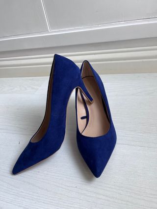 Tacones azul klein de segunda mano por 11 EUR en Barcelona en WALLAPOP