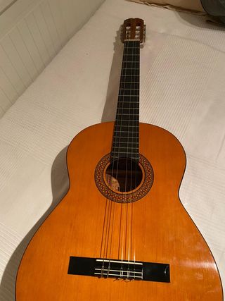 Guitarra Admira modelo Sonia de segunda mano por 70 EUR en Emisora Radio  Elect Campillo en WALLAPOP