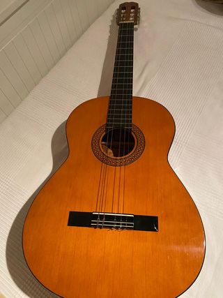 Guitarra Admira modelo Sonia de segunda mano por 70 EUR en Emisora Radio  Elect Campillo en WALLAPOP