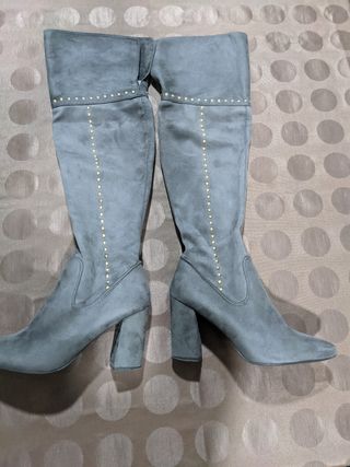 Botas mosqueteras grises. de segunda mano por 12 EUR en La Bañeza en  WALLAPOP