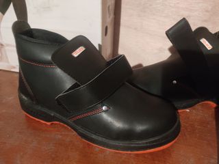 Bota de trabajo Robusta Roble con solapa de velcro de segunda mano por 18  EUR en Oviedo en WALLAPOP