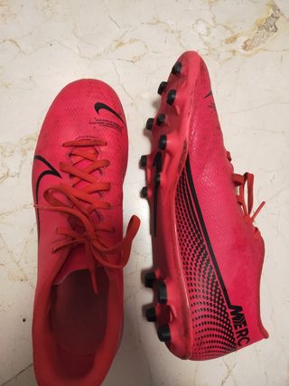 Botas de fútbol de segunda mano por 20 EUR en Arroyo de La Miel en WALLAPOP