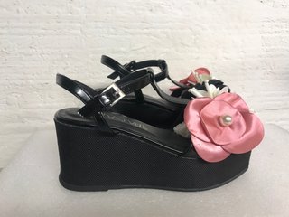 SANDALIAS SIXTYSEVEN CUÑA FLORES talla 38