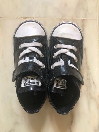 Zapatillas negras Converse unisex 25 charol de segunda mano por 6 EUR en  Jaén en WALLAPOP