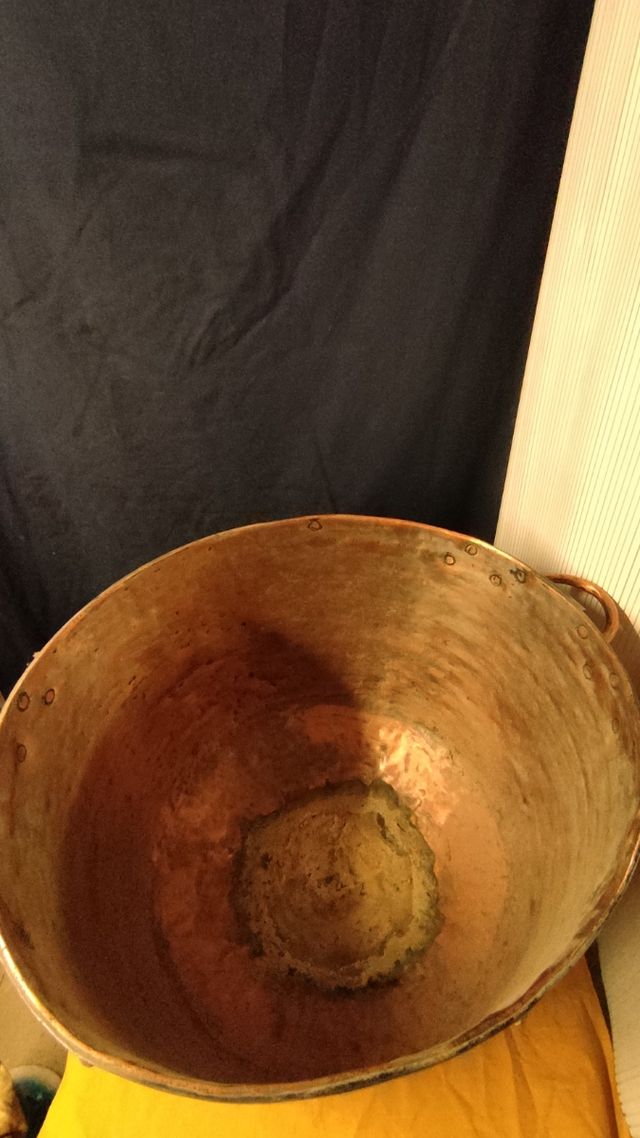 Caldero antiguo grande de cobre.