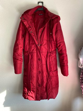 Trenca larga roja de segunda mano por 14 EUR en Boadilla del Monte en  WALLAPOP