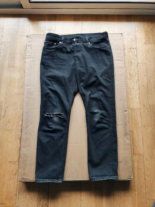 Vaqueros Negros Levis 501 de segunda mano por 15 EUR en Barcelona en  WALLAPOP
