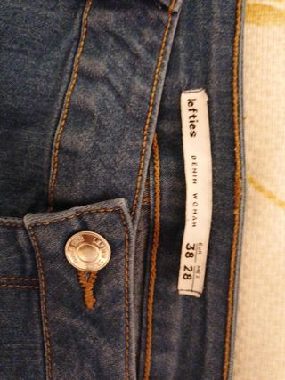 Pantalón vaquero mujer lefties T. 38 de segunda mano por 7 EUR en Córdoba  en WALLAPOP