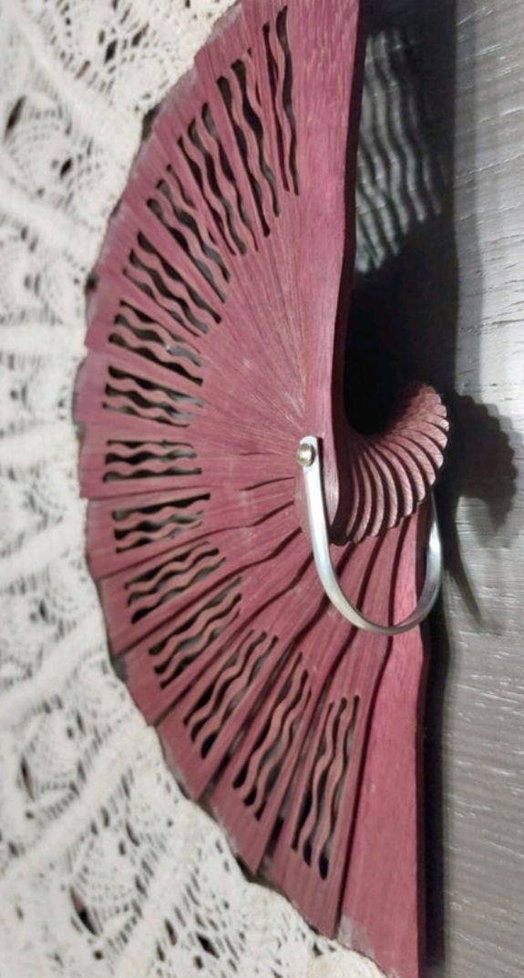 Nº 005.-  Abanico  de ganchillo y otro con marco