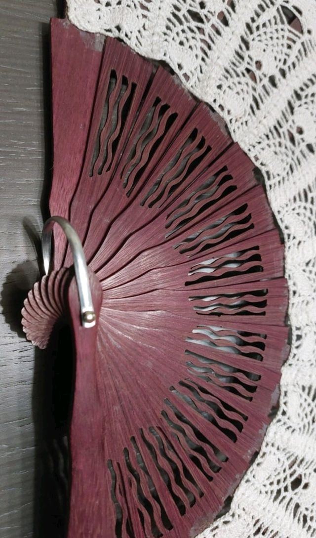 Nº 005.-  Abanico  de ganchillo y otro con marco