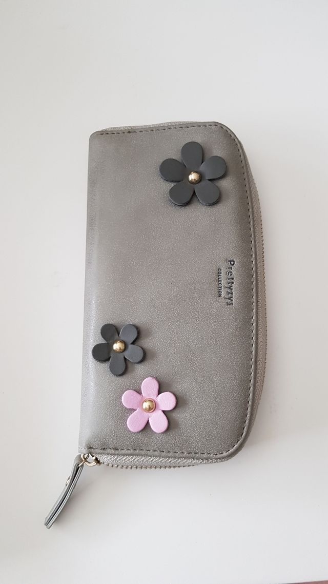 monedero gris