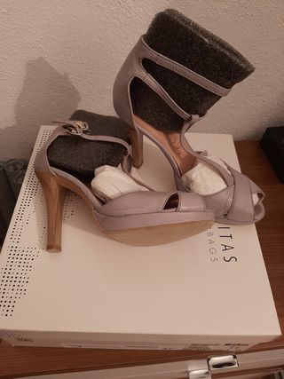 Zapatos \\/ sandalias fiesta hispanitas de segunda mano por 25 EUR en Getafe  en WALLAPOP