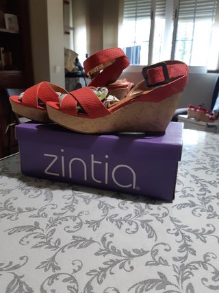 Sandalias rojas de cuña alta de segunda mano por 15 EUR en Sevilla en  WALLAPOP
