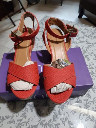Sandalias rojas de cuña alta de segunda mano por 15 EUR en Sevilla en  WALLAPOP
