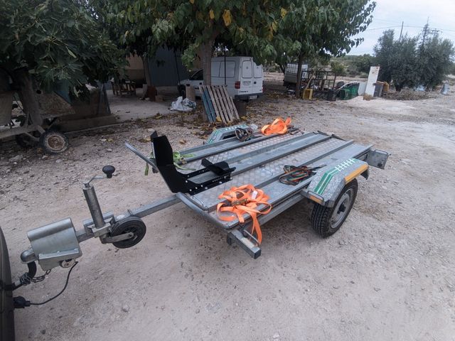 Se alquila remolque de motos / Portes