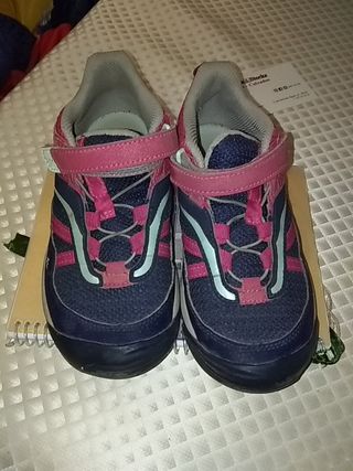 Calzado\\/zapatos botines Quechua montaña niña de segunda mano por 10 EUR en  Reus en WALLAPOP