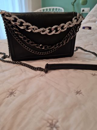 Bolso negro pequeño con cadena de segunda mano por 15 EUR en Terramelar en  WALLAPOP