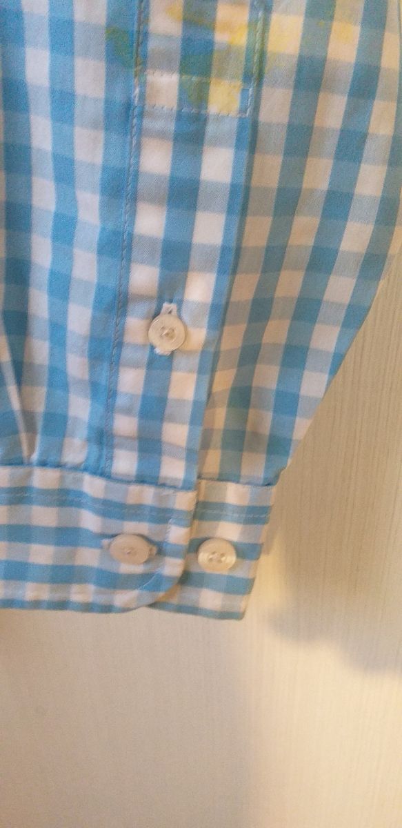 Camisa de cuadros de manga larga.