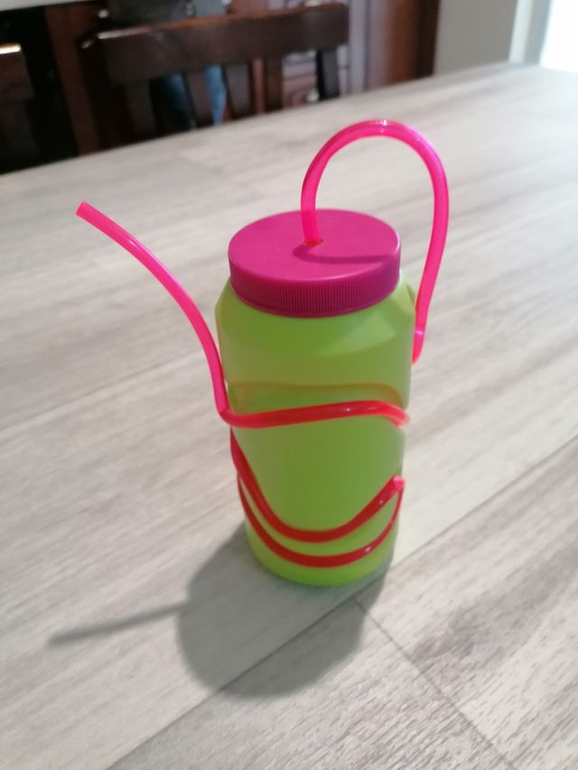 borraccia con la cannuccia