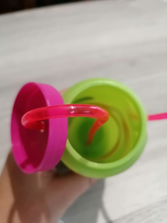 borraccia con la cannuccia