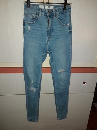 Vaqueros tiro alto bershka de segunda mano por 10 EUR en Móstoles en  WALLAPOP