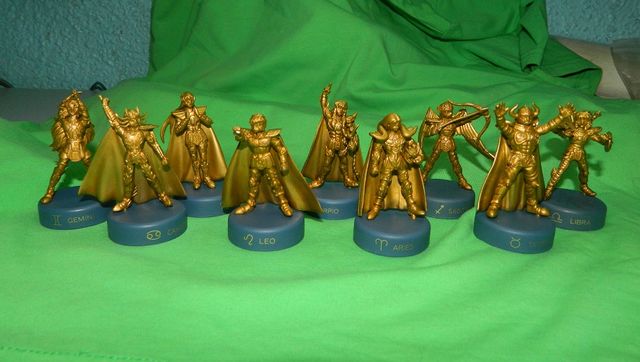 Lote de 10 caballeros del zodiaco oro, pequeñitos.