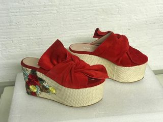 SANDALIAS CUÑA SARKANY TALLA 38 nuevas de segunda mano por 69 EUR en  Torrebonica en WALLAPOP