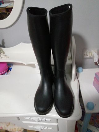 Botas de agua 35 de segunda mano por 10 EUR en Valencia en WALLAPOP