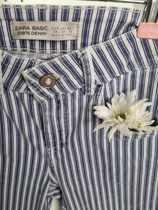 Pantalón pitillo rayas azul y blanco de ZARA. 36