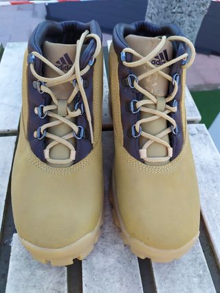 Botines Adidas talla 36 de segunda mano por 10 EUR en Girona en WALLAPOP