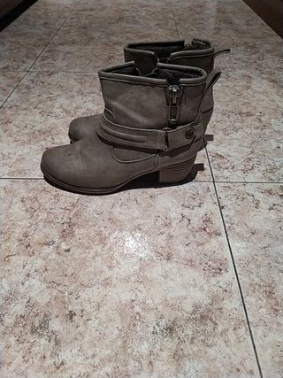 Botines número 36 de segunda mano por 5 EUR en Gijón en WALLAPOP