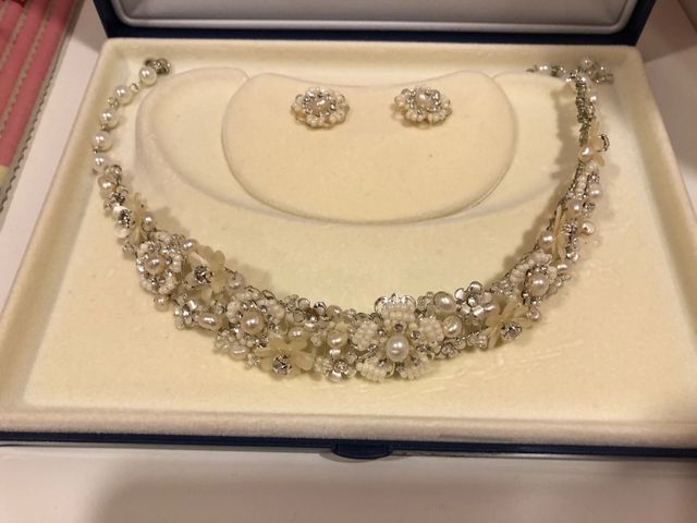 Gargantilla y pendientes de perlas y brillantes