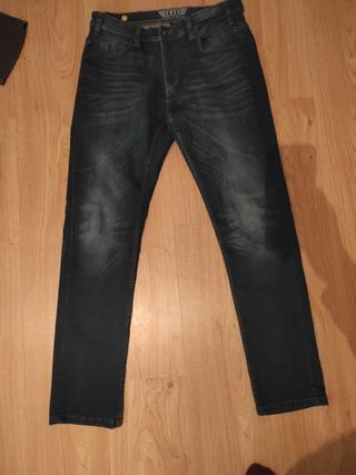 Vaqueros Smog denim clásico jeans de segunda mano por 10 EUR en  Vitoria-Gasteiz en WALLAPOP