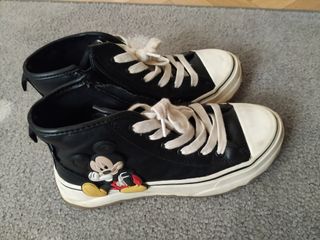 Zapatillas núm 33 Zara, con dibujo de Mickey de segunda mano por 10 EUR en  Fuenlabrada en WALLAPOP