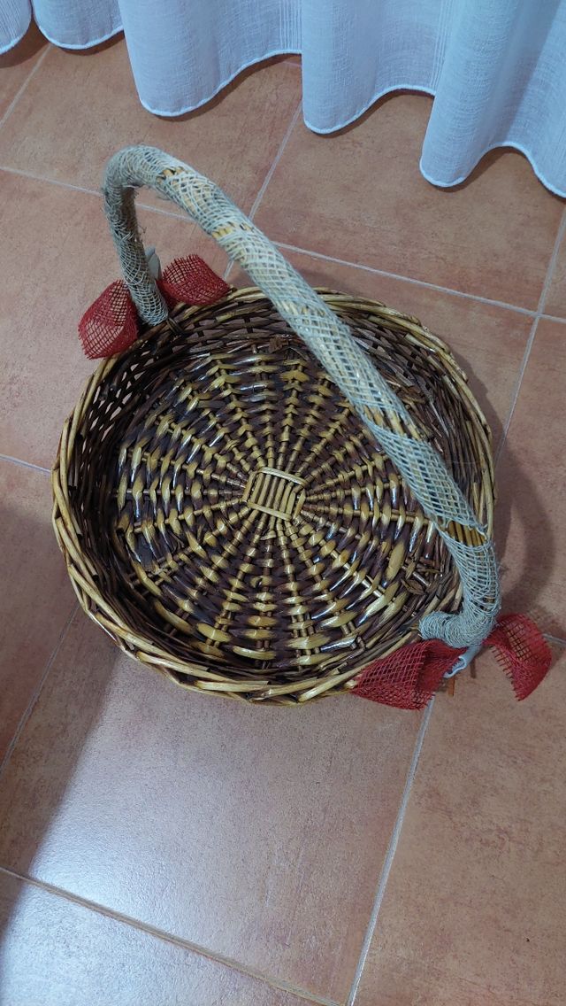 Cesta de mimbre con asa