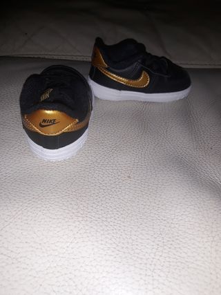Zapatillas bebe num 18,5 nike en color oro y azul de segunda mano por 12  EUR en Alfafar en WALLAPOP