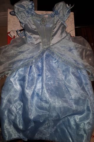 Disfraz Cenicienta Disney Store T 7-8 de segunda mano por 40 EUR en  L\\'Hospitalet de Llobregat en WALLAPOP