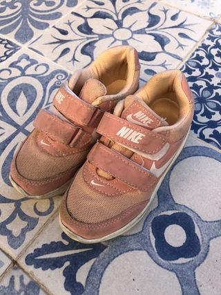 Zapatillas NIKE de niña, talla 27 de segunda mano por 4 EUR en  Arroyomolinos en WALLAPOP