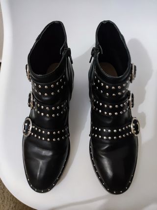 Botines tachuelas pull and bear de segunda mano por 20 EUR en Xirivella en  WALLAPOP