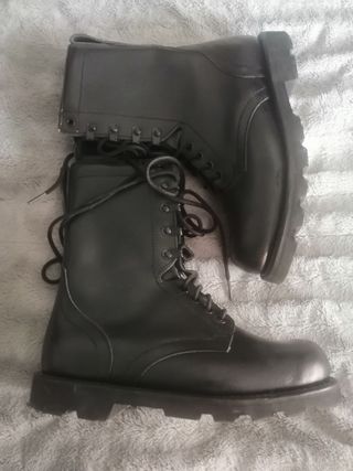 Bota militar talla 41 de segunda mano por 25 EUR en Móstoles en WALLAPOP