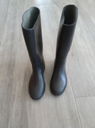 Botas equitacion o agua decathlon. 31 talla y 35 de segunda mano por 8 EUR  en Leganés en WALLAPOP