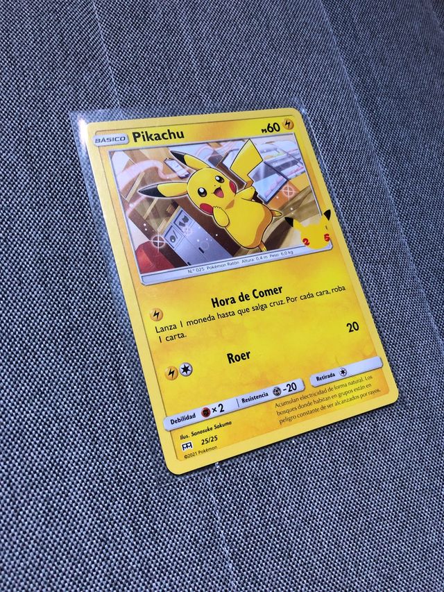 Carta Pikachu normal + holo. 25 aniv. Pokemon
