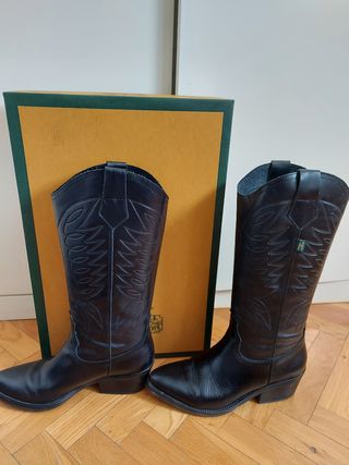 Botas de piel tipo cowboy de Valverde del Camino de segunda mano por 89 EUR  en Collado Villalba en WALLAPOP