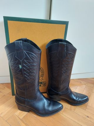 Botas de piel tipo cowboy de Valverde del Camino de segunda mano por 89 EUR  en Collado Villalba en WALLAPOP