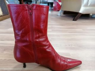 Botas de piel rojas de segunda mano por 25 EUR en Sangonera La Verde en  WALLAPOP
